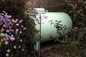 Oberirdischer Flüssiggas-Tank 1,2 t Oberirdischer Flüssiggas-Tank 1,2 t in Weiß im Garten