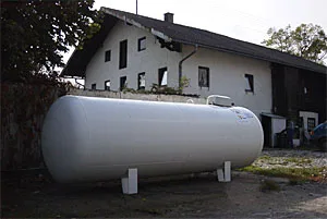 Oberirdischer Flüssiggas-Tank 2,1 t Oberirdischer Flüssiggas-Tank 2,1 t neben einem Wohnhaus
