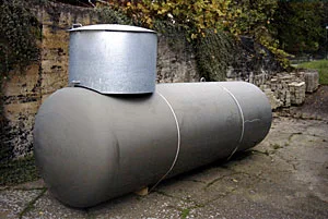 Erdgedeckter Flüssiggas-Tank 2,1 t Erdgedeckter Flüssiggas-Tank 2,1 t mit Domschacht